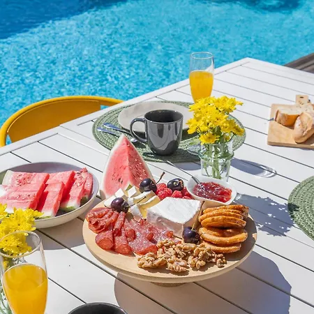 Sunrise Escape With Pool By Portugal Active Semesterbostad